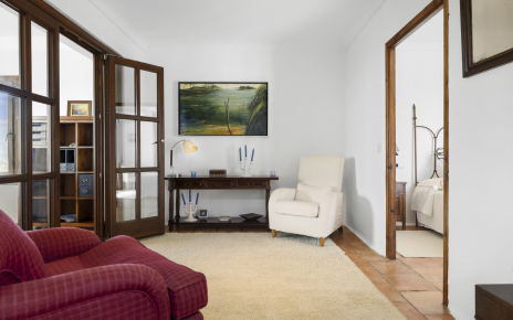 La habitación principal en primera planta tiene espacio de trabajo